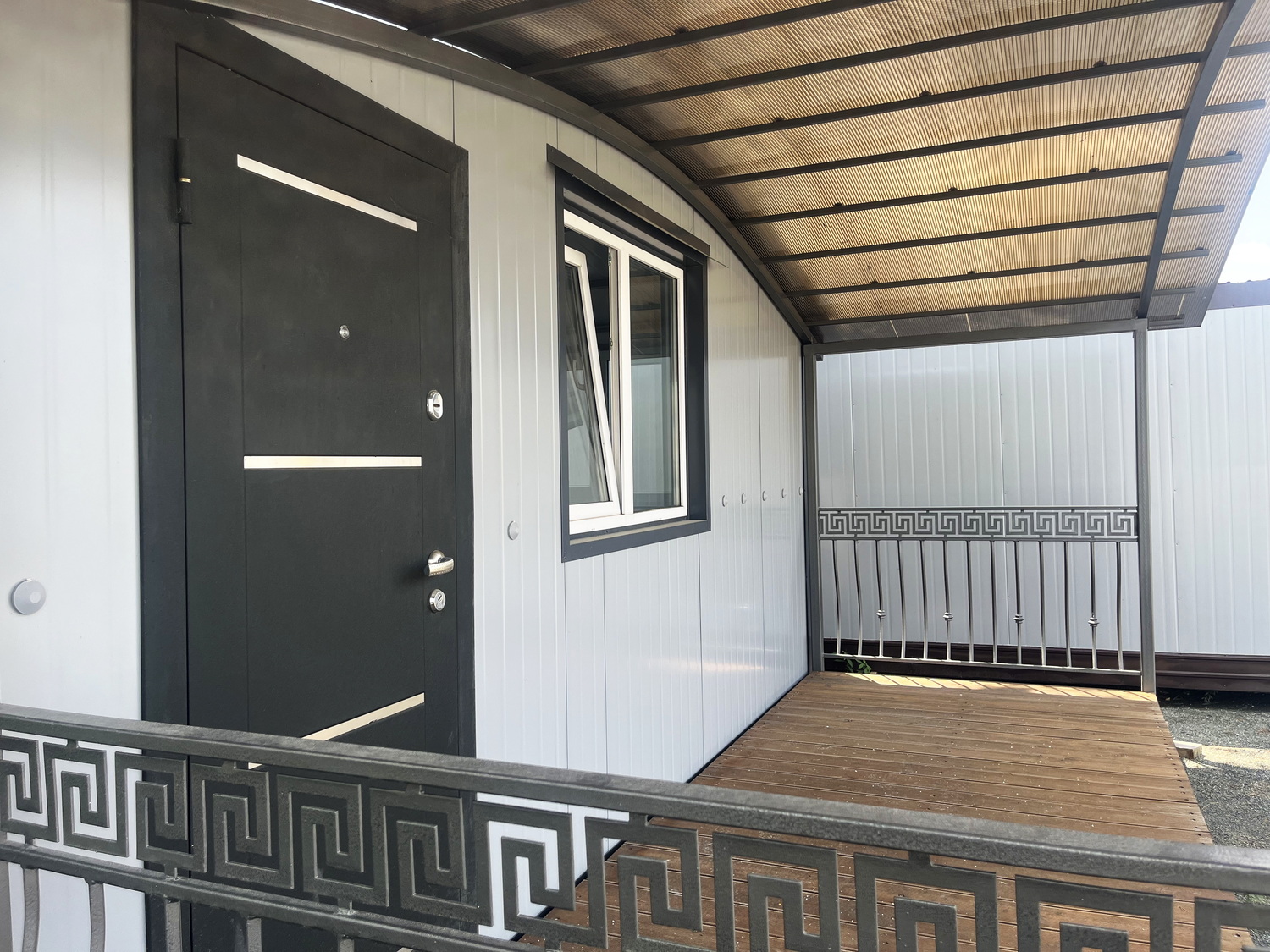 Терраса жилого модуля&nbsp;5.00х1.80м.&nbsp; &nbsp; &nbsp; &nbsp; В НАЛИЧИИ